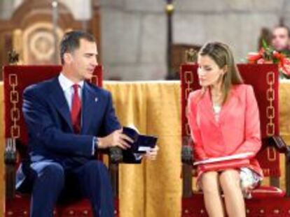 El Principe Felipe muestra un libro a la Princesa Letizia en el primer acto público tras la abdicación del Rey Juan Carlos