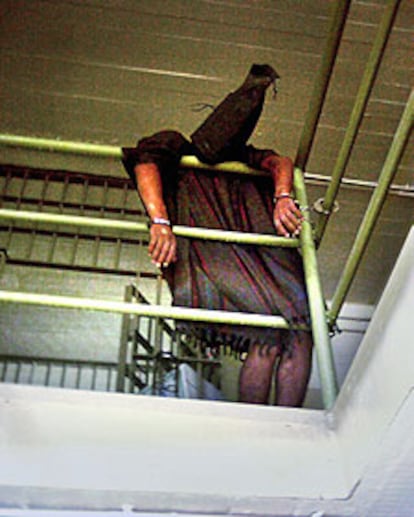 Un preso esposado y desmayado, en Abu Ghraib.