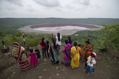 En el remoto interior del Estado de Maharashtra, cuya capital es Bombay, la colisión de un meteorito sobre roca basáltica hace unos 40.000 años provocó un cráter de 1,8 kilómetros de diámetro y 140 metros de profundidad. Es el tercero mayor del planeta, hoy ocupado por un hermoso lago de verdes aguas que, a veces, se tornan rosáceas cuando aumentan su pH y salinidad. Ya mencionado en los 'Puranas', antiguos textos hinduistas, nada más apropiado para santificar un lugar en la India que su origen sea un objeto celeste portador de fuego y destrucción, por lo que en las orillas del lago Lonar se erigen varios templos consagrados a Shiva. El modo más conveniente de llegar a este cráter místico es en coche alquilado o en autobús desde Aurangabad, a 140 kilómetros al oeste (unas cinco horas de viaje). Muy cerca de la carretera de acceso hay un confortable hotel del Ministerio de Turismo de India.