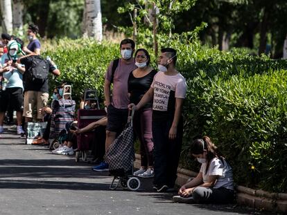 Fila para la entrega de comida en la asociación de vecinos de Aluche por la crisis económica, derivada de la crisis sanitaria de la covid-19.