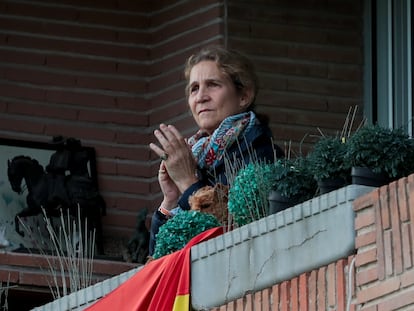 Elena de Borbón aplaudiendo a los sanitarios en el balcón de su casa.