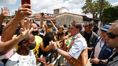 Sem máscara, presidente Bolsonaro cumprimenta apoiadores em frente a batalhão do Exército, em Feira de Santana (BA).