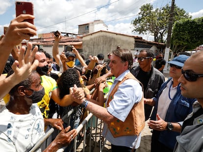 Sem máscara, presidente Bolsonaro cumprimenta apoiadores em frente a batalhão do Exército, em Feira de Santana (BA).