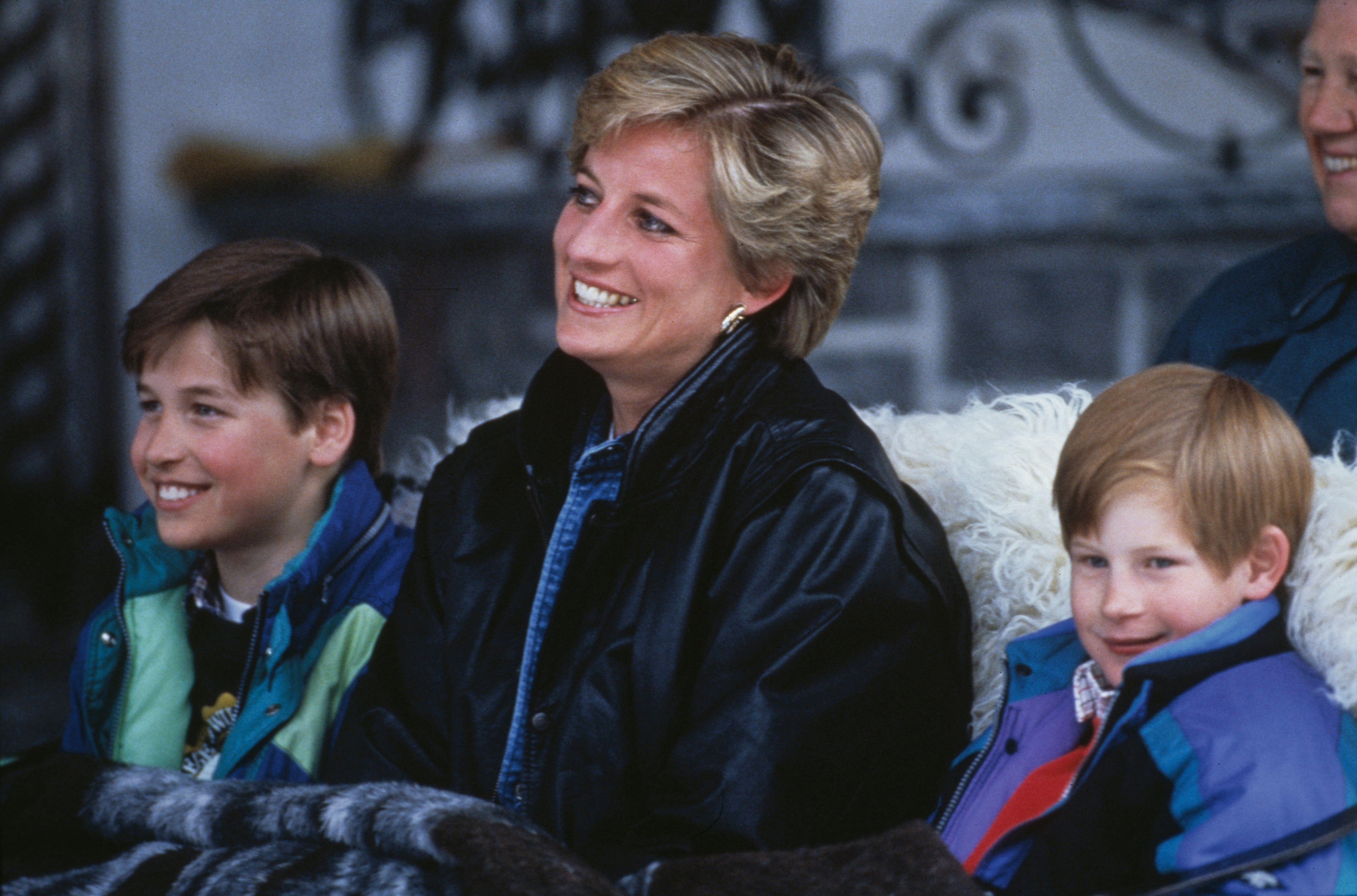 El príncipe Guillermo, la princesa Diana y el príncipe Enrique, en Austria, en 1993. 