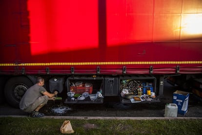 Un camionero cocina en un lateral de su camión en el área de servicio de L´Océan. Cuando hace buen tiempo, los camioneros suelen hacerse su propia comida. Así ahorran.