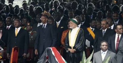 El presidente de Sudán (el segundo por la derecha) en la ceremonia de celebración de la nueva constitución de Kenia.