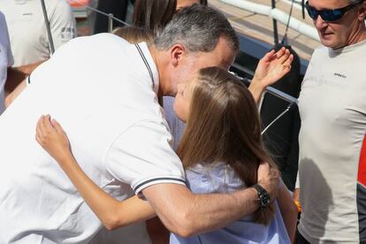 La princesa Leonor se despide de su padre que zarpa para participar en la cuarta jornada de las regatas.