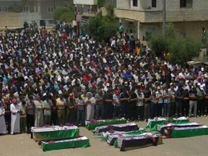 Cientos de personas asisten a un funeral en Deraa, en el sur de Siria.