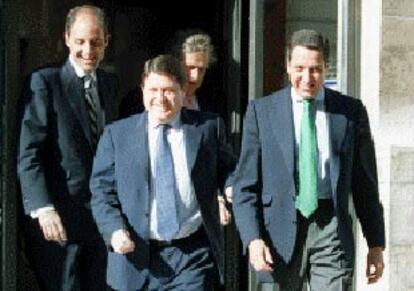 De izquierda a derecha, Francisco Camps, José Luis Olivas y Eduardo Zaplana saliendo de la Generalitat en la tarde de ayer.