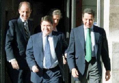 De izquierda a derecha, Francisco Camps, José Luis Olivas y Eduardo Zaplana saliendo de la Generalitat en la tarde de ayer.