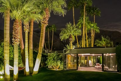 Leonardo DiCaprio

A lo largo de su exitosa carrera, el ganador del Oscar ha conseguido hacerse con su propio imperio inmobiliario compuesto por apartamentos, mansiones y hasta una isla en Belice. Pero una de las joyas de la corona es esta casa en Palm Springs, disponible desde 3300 euros la noche.