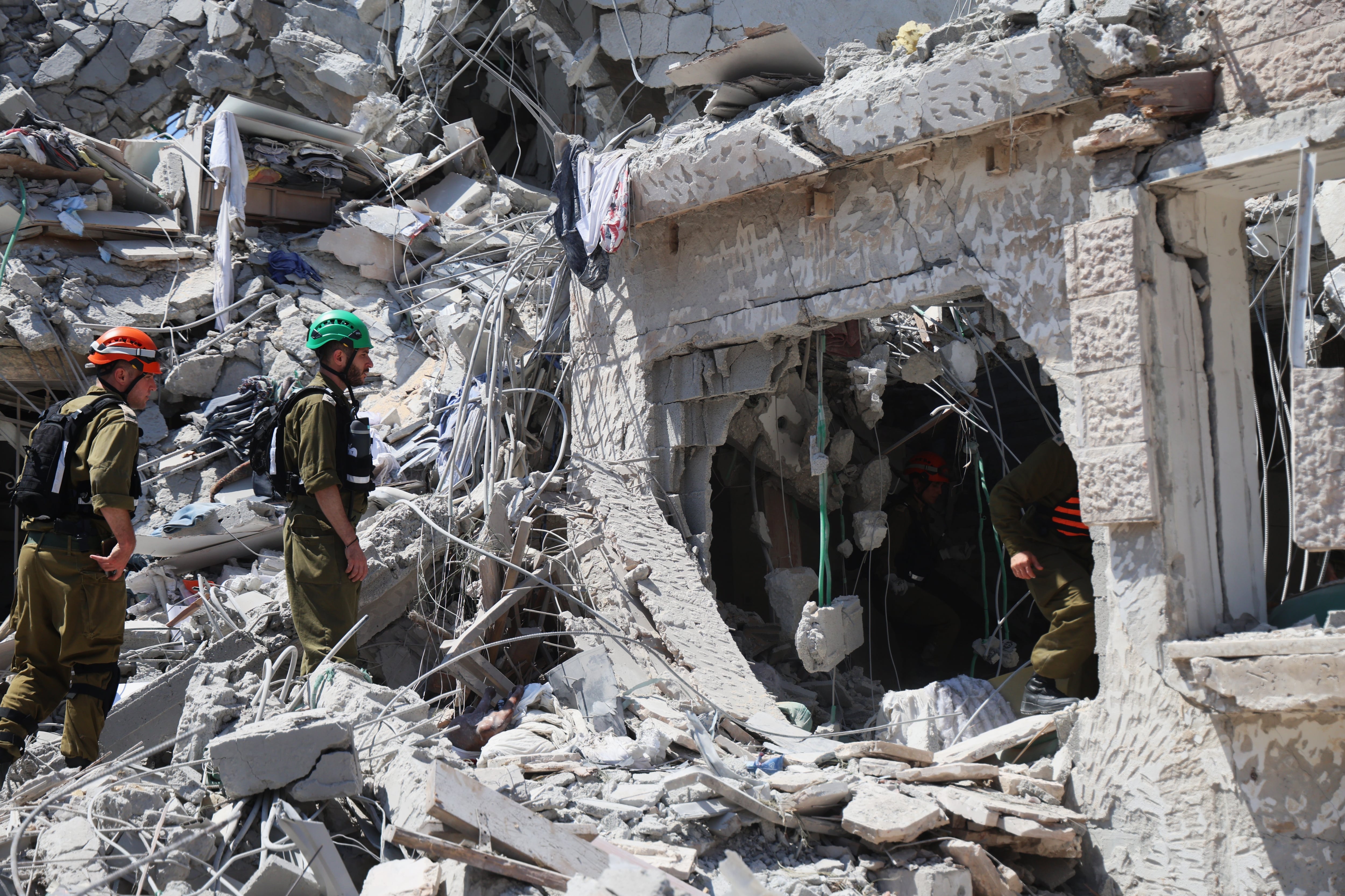 Personal de rescate en el edificio de tres plantas destruido ayer por los ataques de Irán en Ramat Gan, al este de Tel Aviv. 