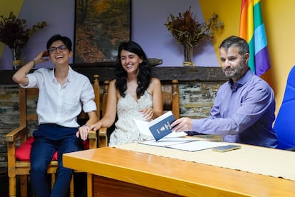 The mayor of Campillo de Ranas, Francisco Maroto, officiates the civil wedding between Diana Jiménez (left) and Regina Valenzano, on August 10.