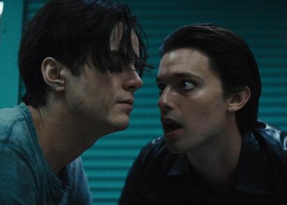 Miles Robbins y Patrick Schwarzenegger, en 'Daniel no es real'.