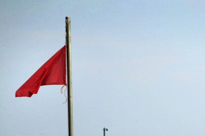 Bandera roja en una playa.