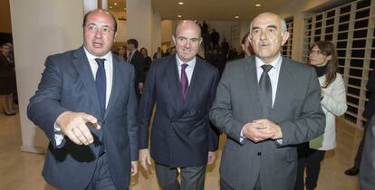 El presidente de Murcia (izquierda), con el ministro Luis de Guindos (centro)