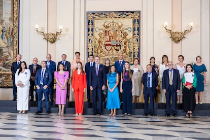 La Familia Real posa con los galardonados con las condecoraciones al mérito civil en el Palacio Real.