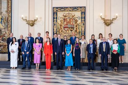 La Familia Real posa con los galardonados con las condecoraciones al mérito civil en el Palacio Real.