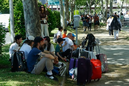 Familias con maletas, en el centro de Madrid durante el apagón del 28 de abril.