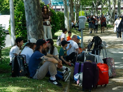 Familias con maletas, en el centro de Madrid durante el apagón del 28 de abril.