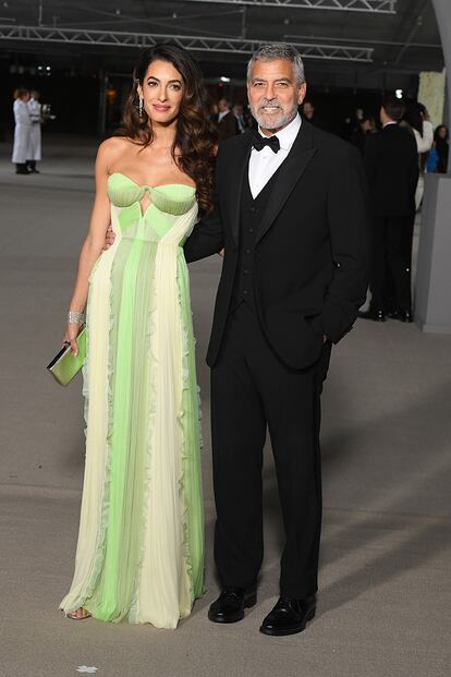 Amal (con vestido de Del Core) y George Clooney.