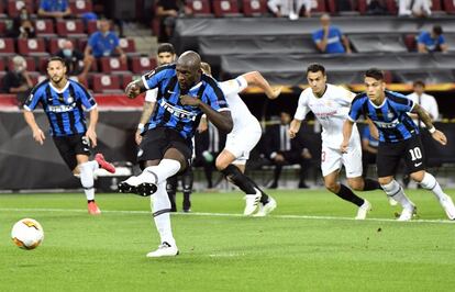Romelu Lukaku anota el primero, de penalti, en el marcador del Inter de Milan.