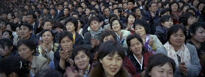 15 de abril del, 2012. Mujeres coreanas se reúnen a lo largo de las orillas del río Taedong en Pyongyang para ver un espectáculo de fuegos artificiales y celebrar los 100 años del nacimiento del fallecido fundador de Corea del Norte Kim Il Sung.