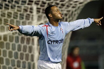 El delantero brasileño del Celta de Vigo Joao Fernando Nelo <i>Baiano</i> celebra el segundo gol para su equipo.