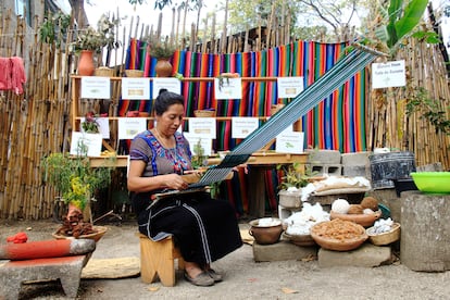 El elevado simbolismo de la mujer tejedora maya ha sido utilizado por Guatemala para atraer turismo y divisas, dinero que, según las mujeres del Movimiento Nacional de Tejedoras, no se reinvierte en ellas ni en las comunidades indígenas guatemaltecas.