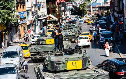 Un policía turco y un hombre se abrazan subidos a uno de los tanques que han participado en el intento de golpe de Estado en Estambul (Turquia).