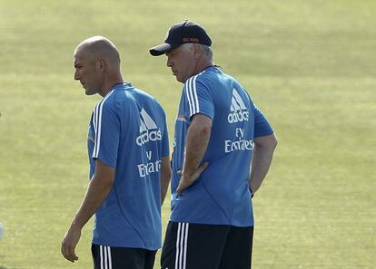 El entrenador del Real Madrid, el italiano Carlo Ancelotti (d), junto a su ayudante Zinedine Zidane, durante el primer entrenamiento de la temporada del conjunto blanco, en Valdebebas.