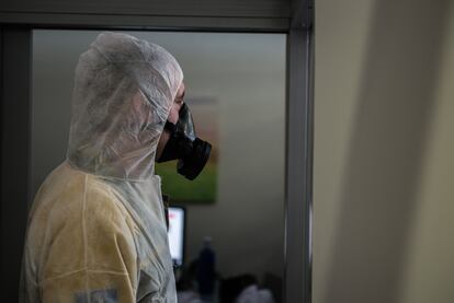 Un agente de Medio Ambiente de Castilla-La Mancha, en el interior de una farmacia durante su desinfección.