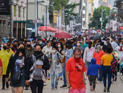 Cientos de personas en una de las calles del Centro Histórico de Ciudad de México.