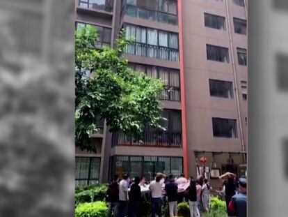 El rescate a una niña de cinco años que colgaba de la ventana de un decimotercero piso en China