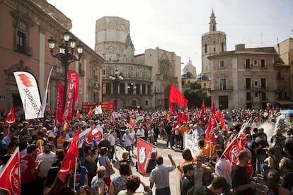 Centenares de personas también se han congregado en Valencia, en la plaza de la Virgen