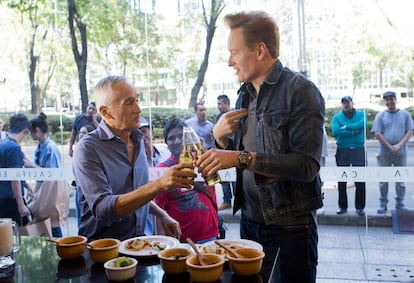 El presentador de televisión Conan O'Brien brinda con el periodista Jorge Ramos, nacido en México y radicado en Estados Unidos, en un restaurante en el Paseo de la Reforma, en Ciudad de México, el 20 de febrero de 2017.