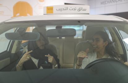 Una mujer, con su profesora de autoescuela, en Arabia Saudí.