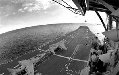 El portaaviones <i>Prncipe de Asturias,</i> con dos aviones Harrier sobre la cubierta.