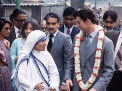 La futura santa Teresa, con el príncipe Carlos de Inglaterra en 1980 en Calcuta.