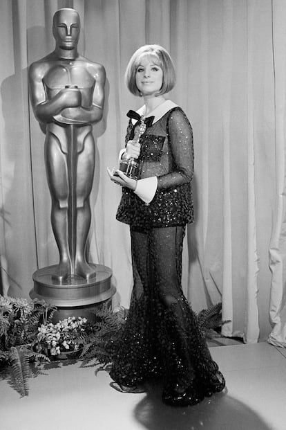 No fue a propósito (no contaba con el poder de los focos), pero Barbra Streisand se convirtió en la primera actriz en lucir transparencias en la ceremonia. Fue precoz y en el año 1969 nadie lo entendió: “Streisand, desnuda”, rezaban los titulares al día siguiente.

El dos piezas transparente lo firmaba Arnold Scaasi. Aquella noche recogía el premio a mejor actriz por Funny Girl. 