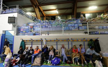 Varias personas descansan en un polideportivo tras el terremoto de Amatrice. 