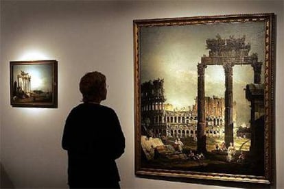 Una visitante de la muestra &#39;El esplendor de la ruina&#39; observa un cuadro de Bellotto.