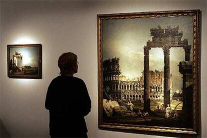 Una visitante de la muestra 'El esplendor de la ruina' observa un cuadro de Bellotto.