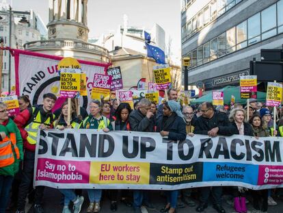 Manifestación en Reino Unido contra el auge del fascismo y el racismo en Europa.
