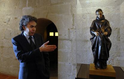 Javier Moya, comisario de la muestra, ayer en la catedral de Jaén junto a la escultura <b><i>San Diego de Alcalá,</b></i> de Alonso Cano.