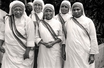 Misioneras de la Caridad posan sonrientes después de una jornada de trabajo en Premdam.