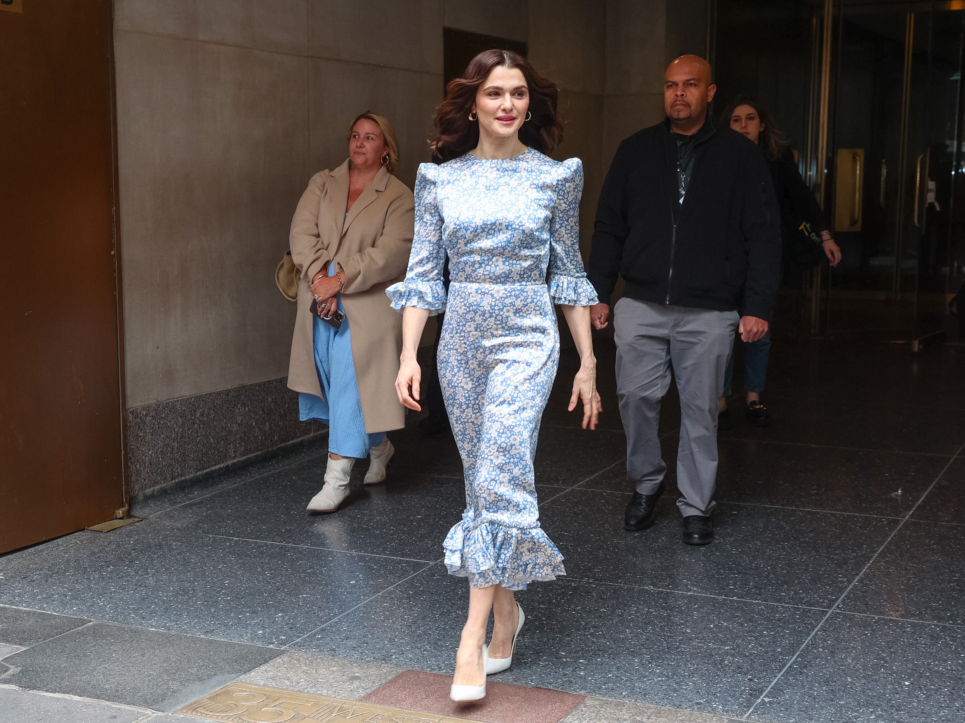 Rachel Weisz saliendo de la grabación de  'Today Show' en Nueva York con vestido de The Vampire's Wife.