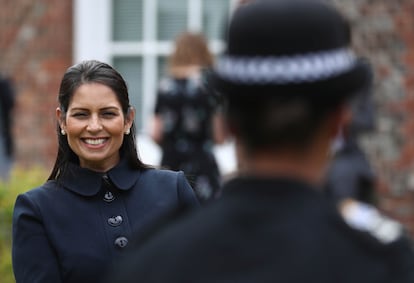 La ministra del Interior del Reino Unido, Priti Patel, durante una visita a un cuartel de policía el pasado lunes, en Lewes.