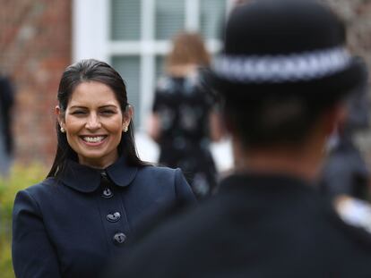 La ministra del Interior del Reino Unido, Priti Patel, durante una visita a un cuartel de policía el pasado lunes, en Lewes.