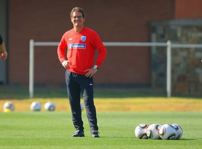 Fabio Capello, durante un entrenamiento con la selección inglesa, en 2010